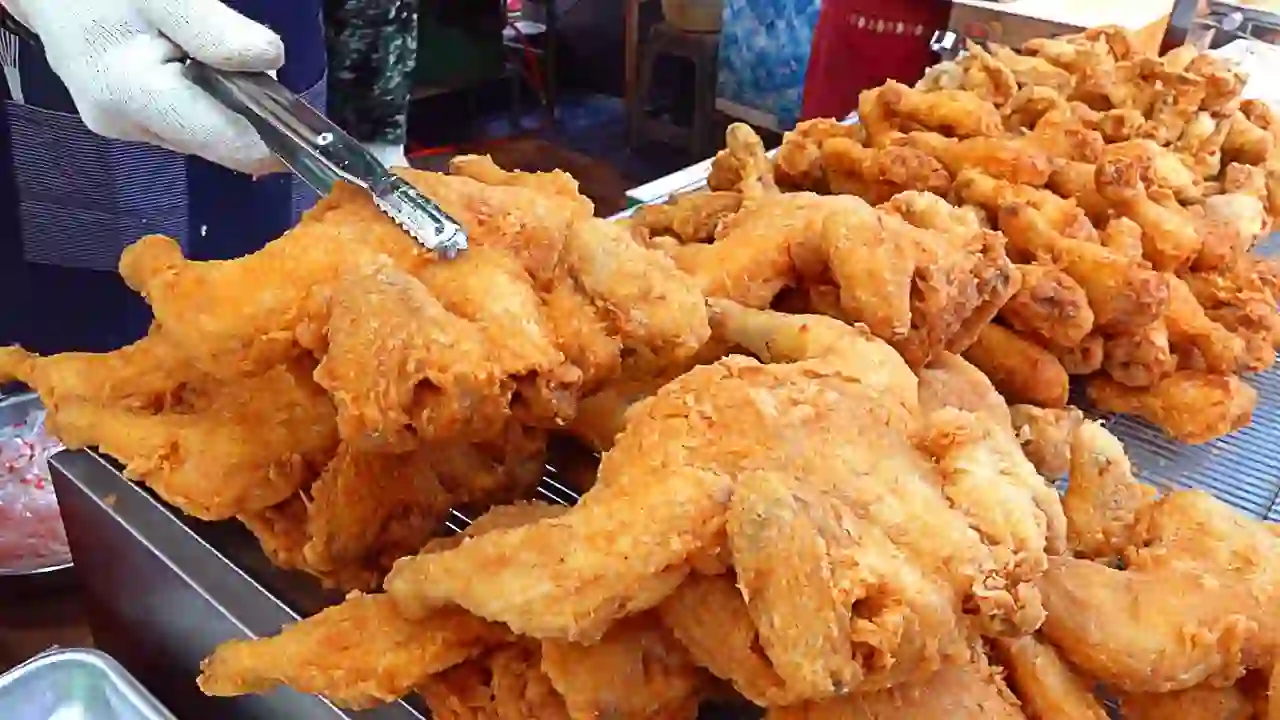 200 Chickens Sold Out Every Day?! Crispy Fried Chicken in Large Cauldrons - Korean street food